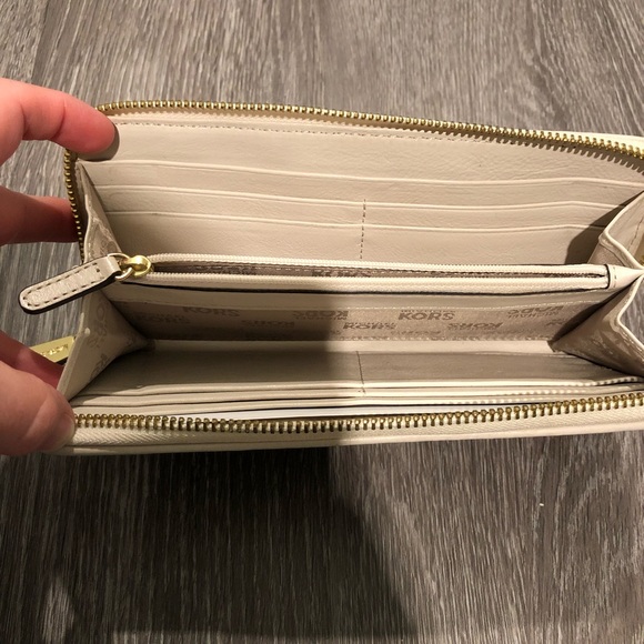 🎉HP🎉Michael Kors Continental Signature Wallet - Picture 6 of 8